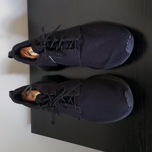 Nike Roshe men's sz.9 Pre-owned.   Black knit.  Hole left foot last picture